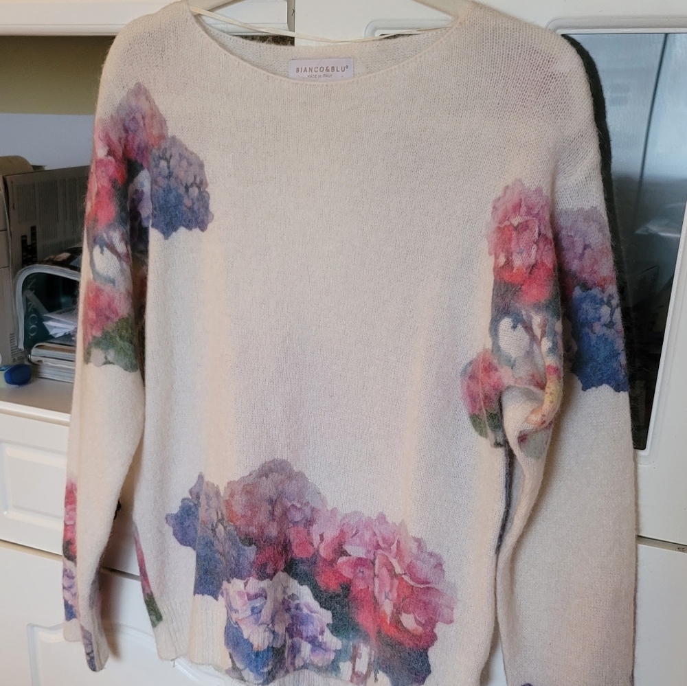 Bianco & Blu Floral Elegance Women's Sweater